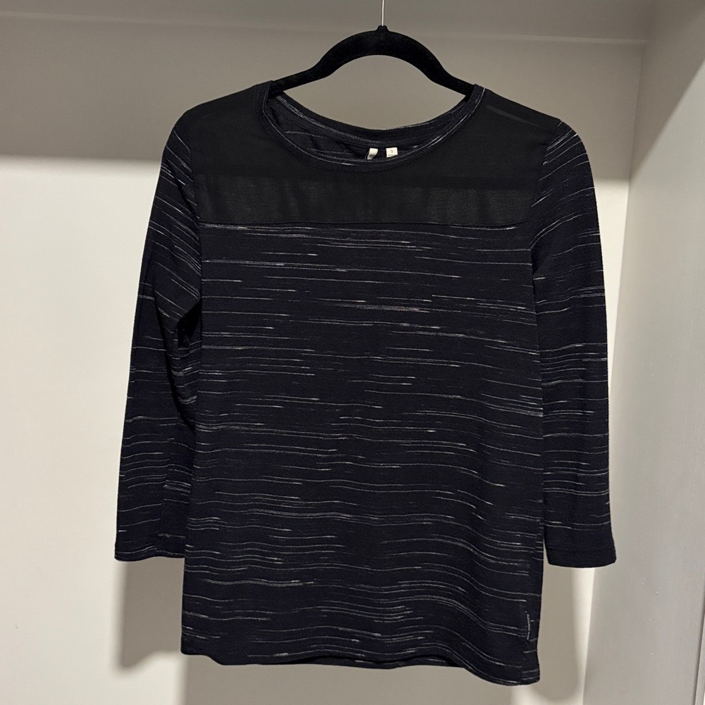 Calvin Klein top 3/4 sleeve.
Size S/P